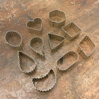 Set of 10 serrated cookie cutters