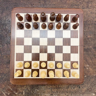 Foldable chess set