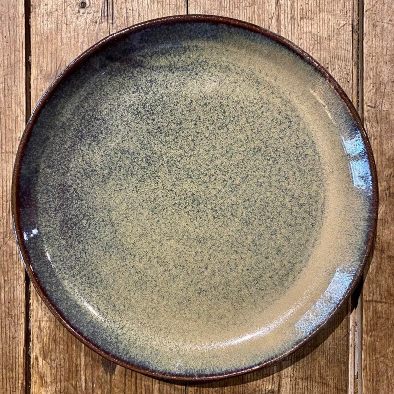 Assiette plate en grès brun