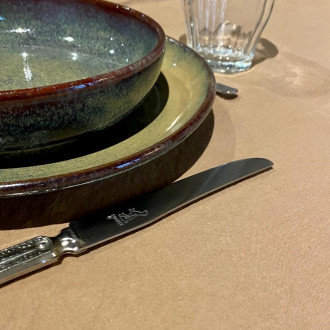 Assiette plate en grès brun