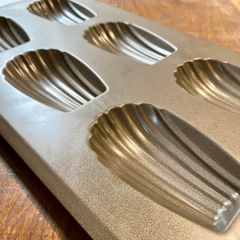 Non-stick madeleine tray