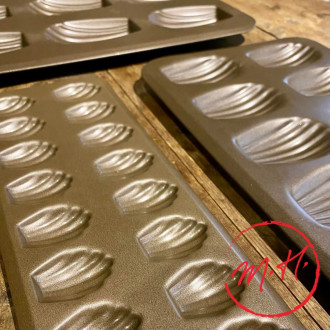Non-stick madeleine tray