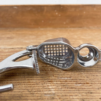 Cast-iron garlic pitter
