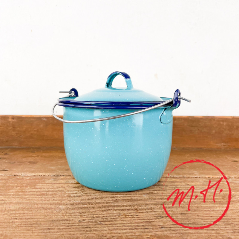 Enamel stock pot with cinsa handle