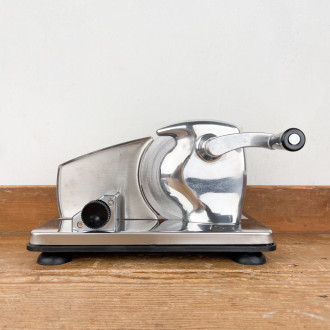 Manual slicer on suction cups