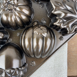 Cast aluminium cake tin