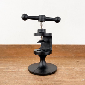 Screw nutcracker