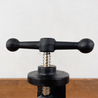 Screw nut press