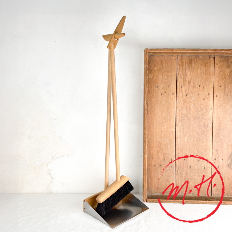 90 cm wooden dustpan and brush