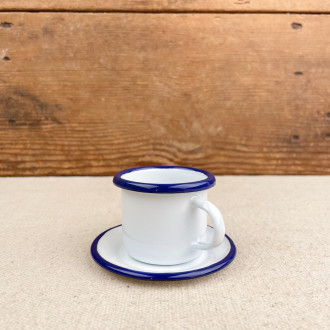 tasse en émail blanc