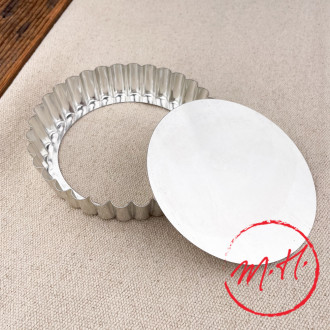 Tin tart mold with movable bottom
