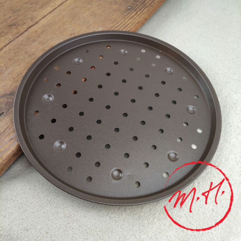 Non-stick perforated pizza pan
