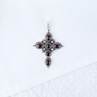 croix en argent avec pierres grenats