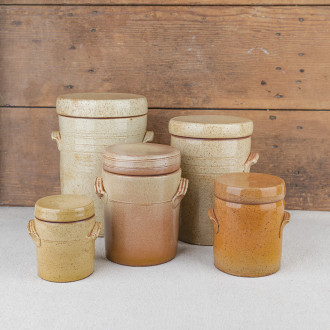 Normandy stoneware pot with lid