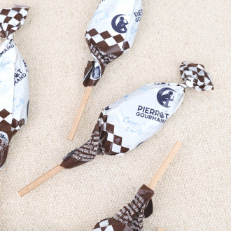 Case of 10 Pierrot Gourmand chocolate and milk lollipops with beech wood stick