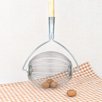 Boule ramasse noix avec manche en bois