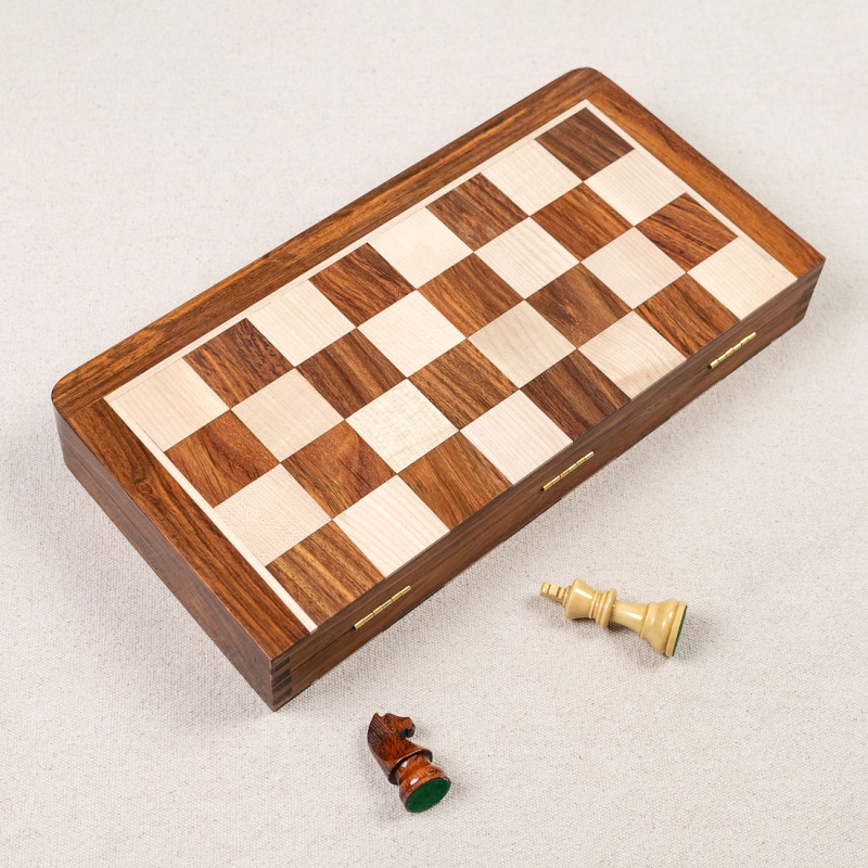 Foldable wooden chess set