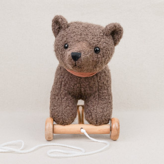 Pull-along teddy bear on wheels