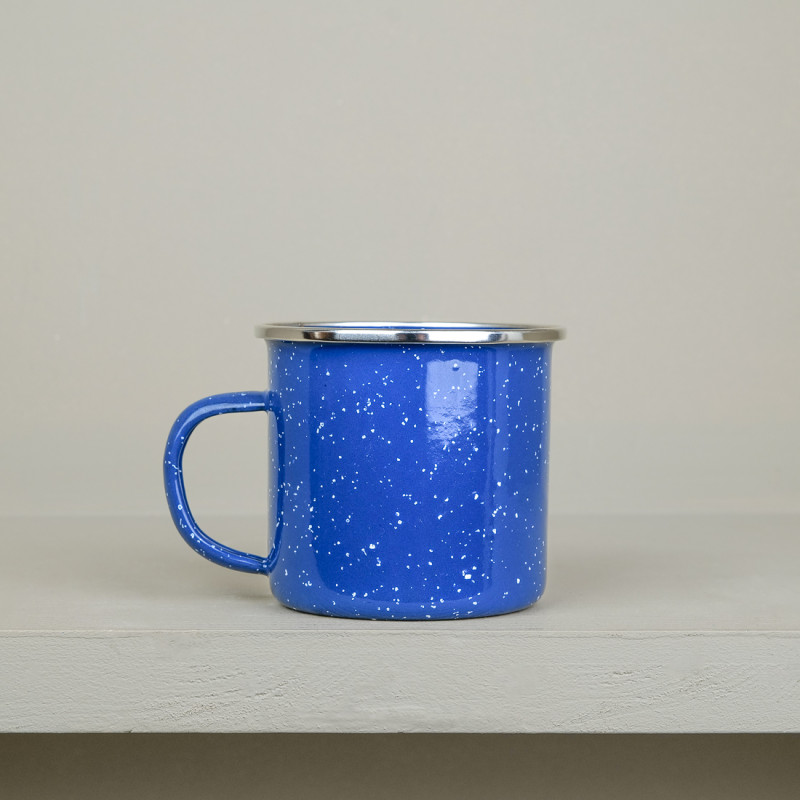 Mug de camping en émail bleu