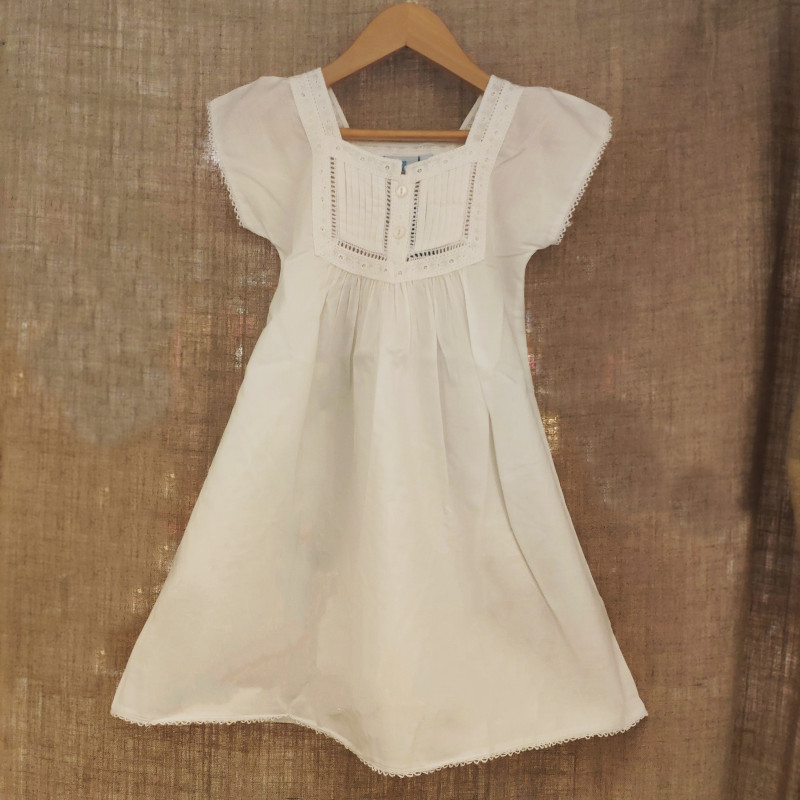 Robe blanche à manches courtes