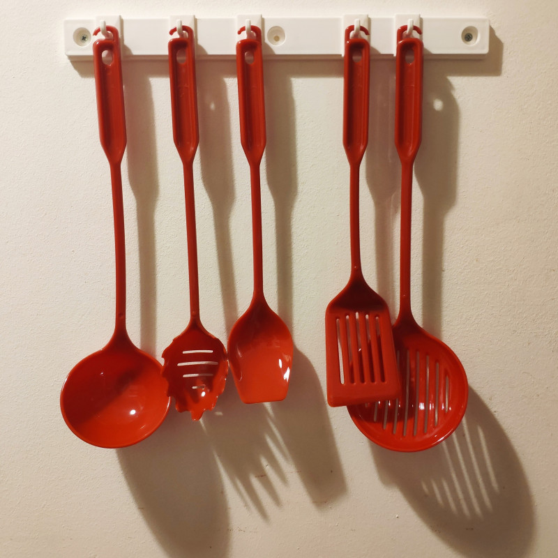 Ustensiles de cuisine rouge et barre de fixation