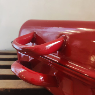 Red enamel roasting dish