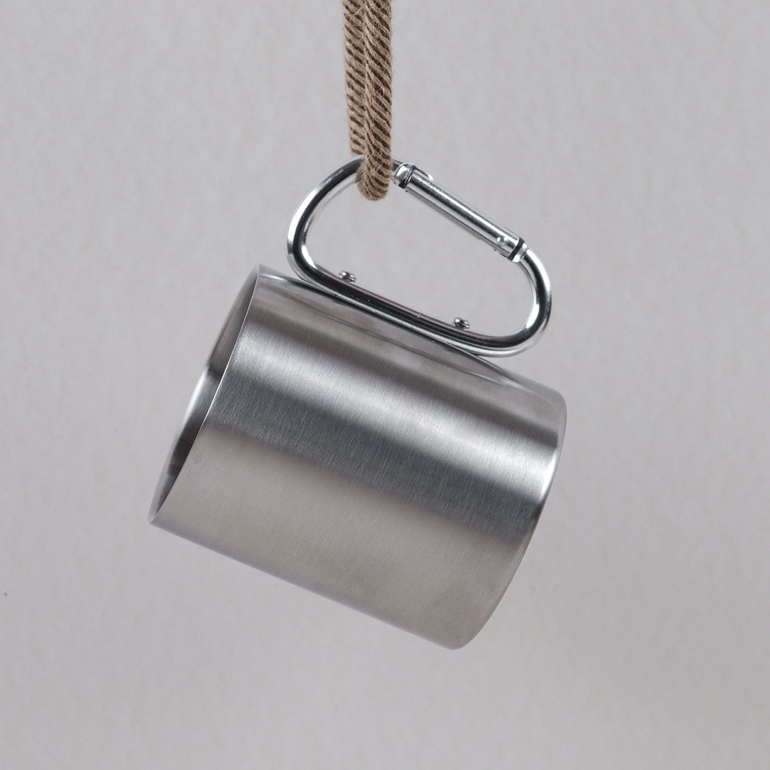 Tasse inox avec anse mousqueton