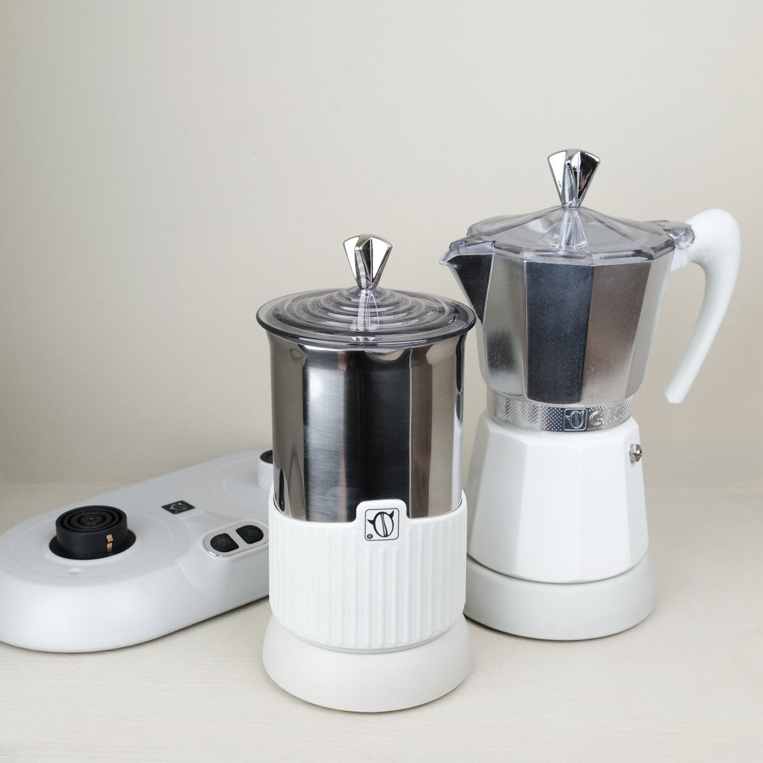 Cafetière et mousseur à lait en aluminium