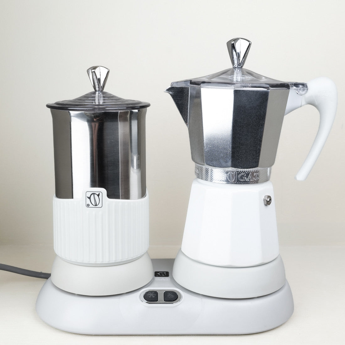 Cafetière et mousseur à lait en aluminium