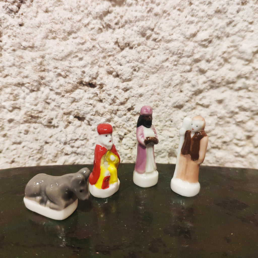 4 fèves santons en porcelaine