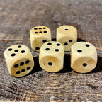 5 dés en buis