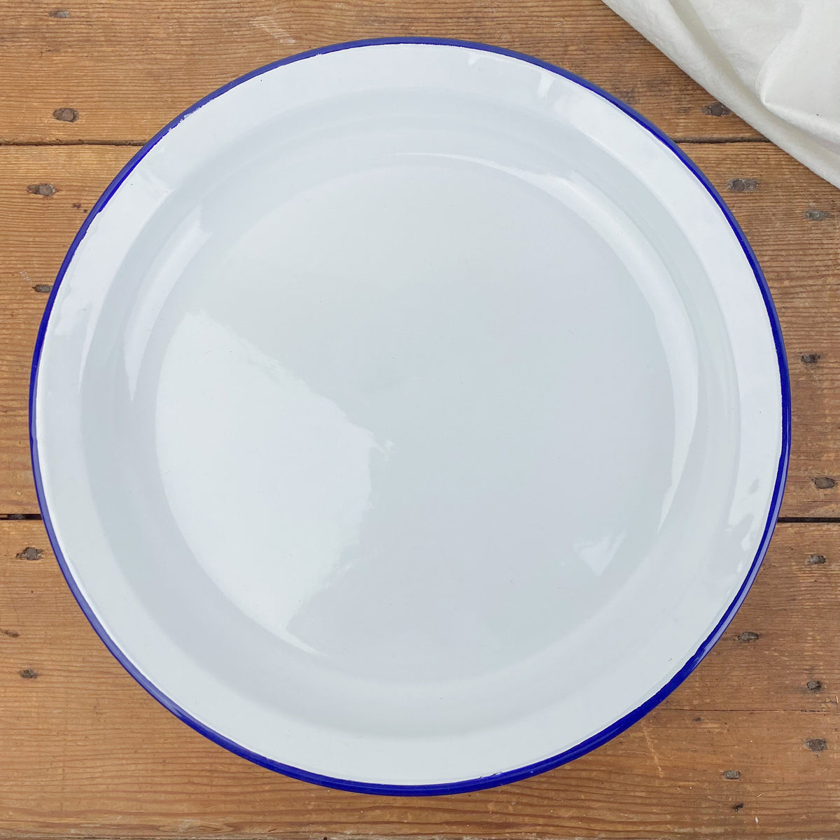 Assiette creuse en email blanc liseré bleu