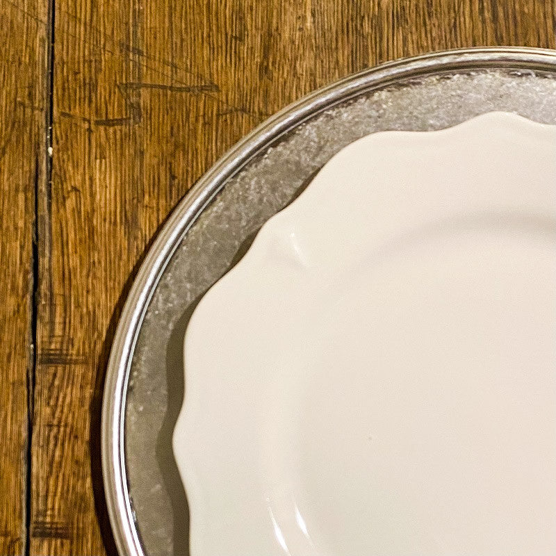 Assiette de présentation en acier étamé