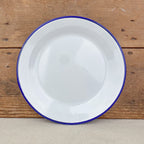 Assiette en émail blanc liseré bleu