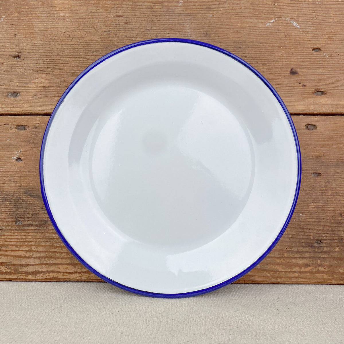 Assiette en émail blanc liseré bleu