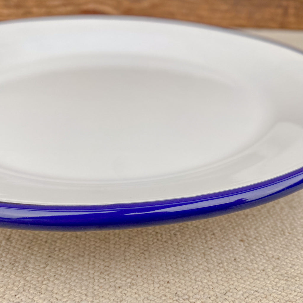 Assiette en émail blanc liseré bleu