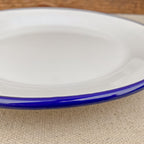 Assiette en émail blanc liseré bleu