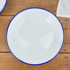 Assiette en émail blanc liseré bleu