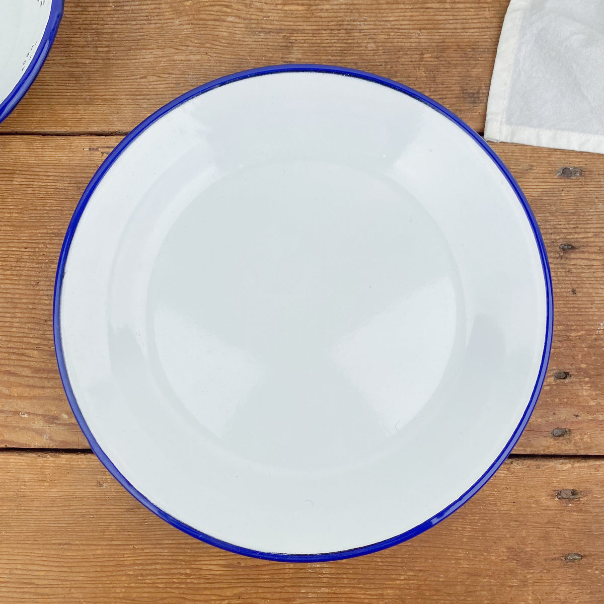 Assiette en émail blanc liseré bleu