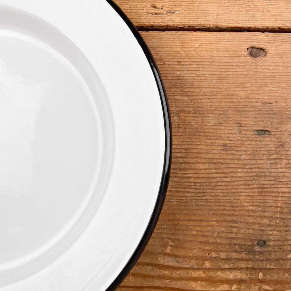 Assiette en émail blanc liseré noir