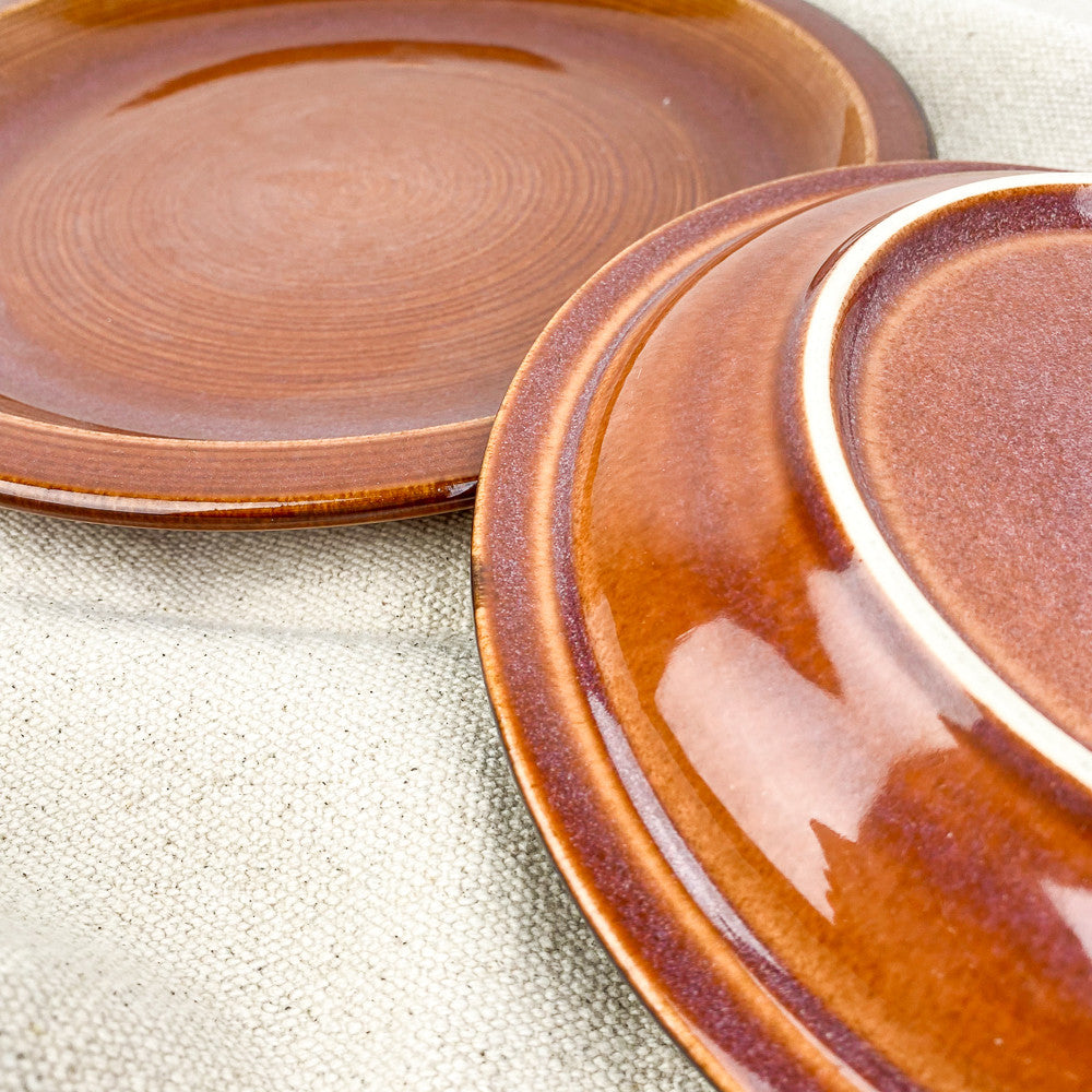 Assiette en grès caramel