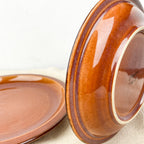 Assiette en grès caramel