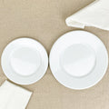 Assiette plate en émail blanc
