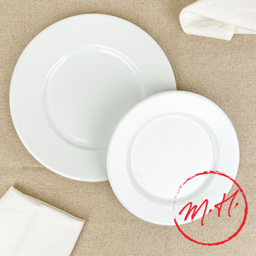 Assiette plate en émail blanc