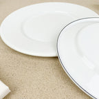 Assiette plate en émail blanc