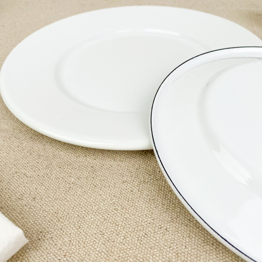 Assiette plate en émail blanc