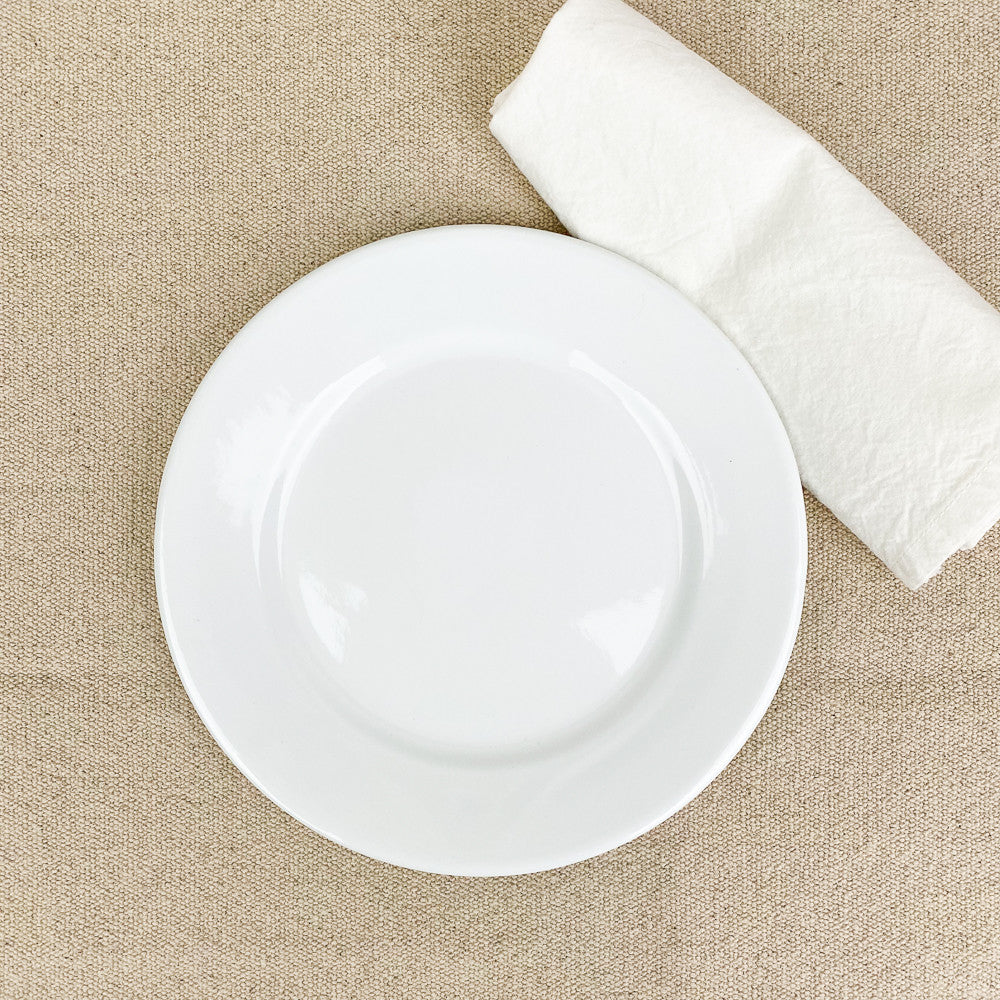 Assiette plate en émail blanc