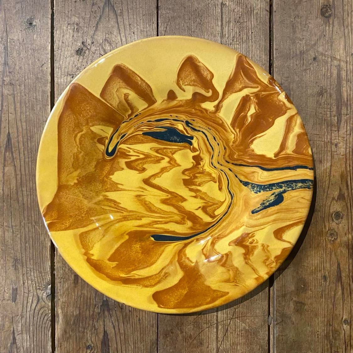 Assiette jaspée miel