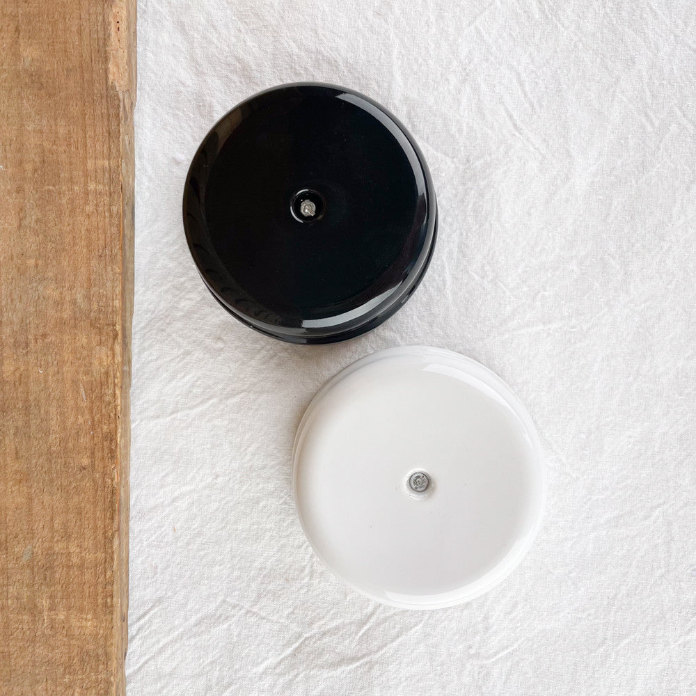 Boîte de dérivation en porcelaine noir ou blanc