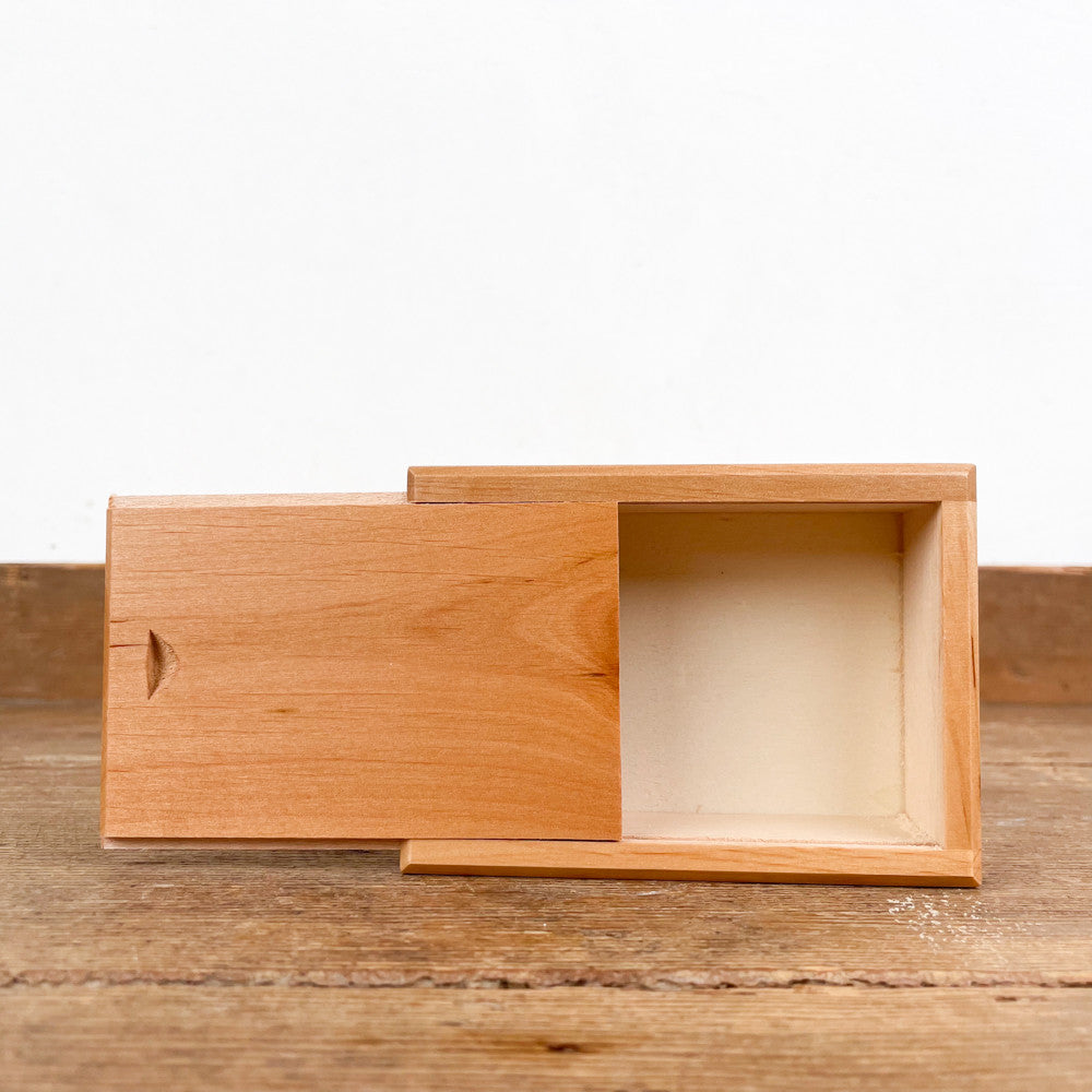 Boîte en bois pour jeu de cartes ouverte